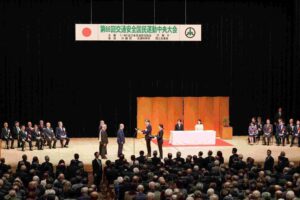 緑十字金章銀章を受章する代表者の方々